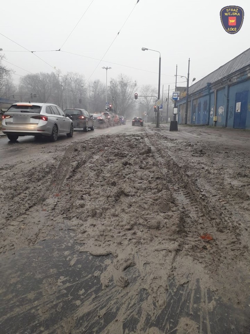 Kierowca ciężarówki zalał błotnistą mazią ulicę Północną w Łodzi. Dostał mandat 500 zł