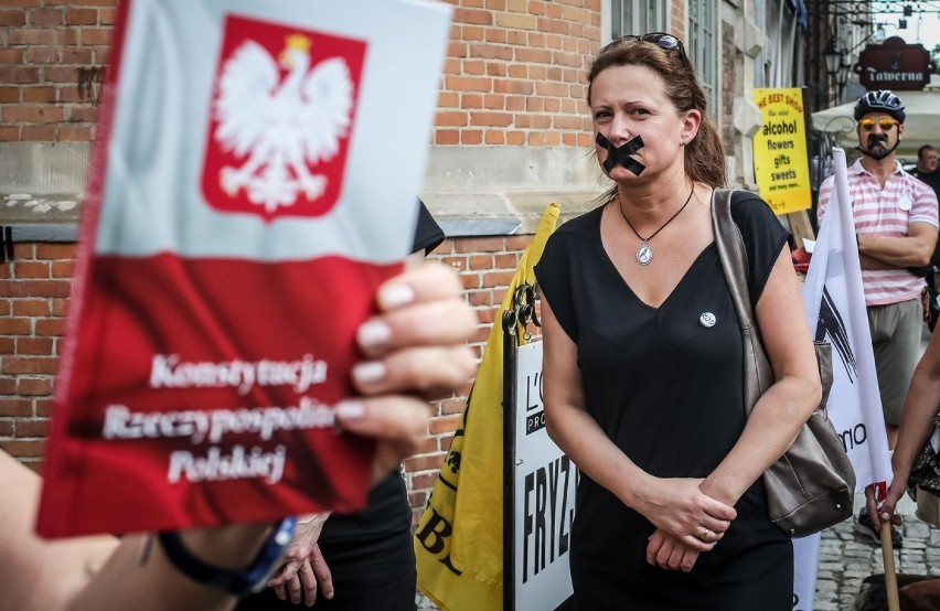 "Czarny protest" Komitetu Obrony Demokracji w Gdańsku...