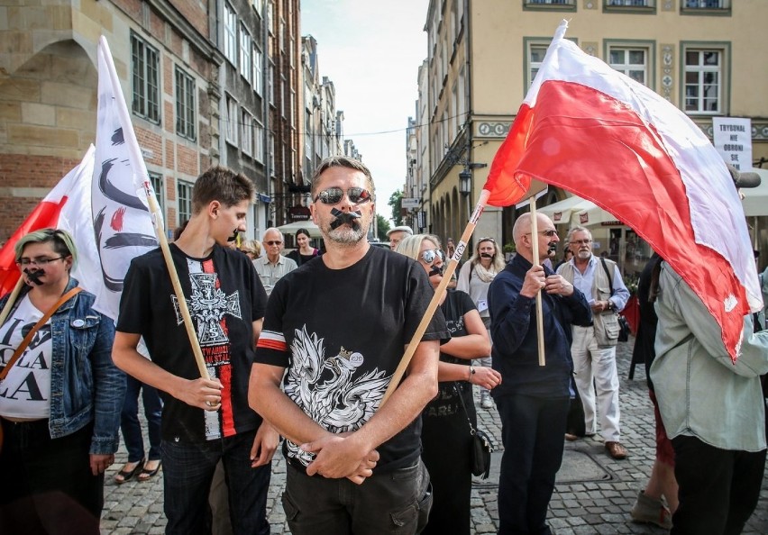 "Czarny protest" Komitetu Obrony Demokracji w Gdańsku...