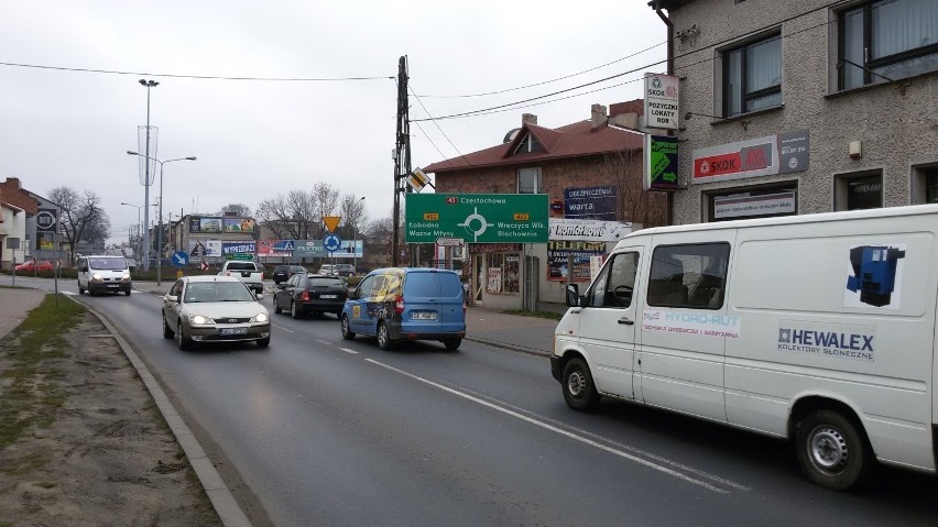 Na tym rondzie w Kłobucku koncentruje się ruch samochodowy z...