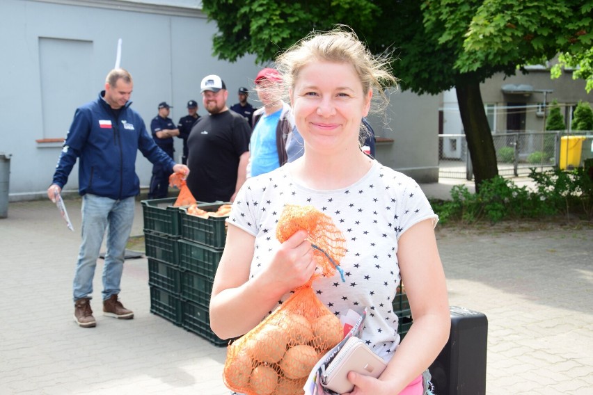 W Żninie można było dostać ziemniaki za darmo. Od rolników z Agrounii. - Płacą marne 20 groszy za kilogram. To się nam nie opłaca! 