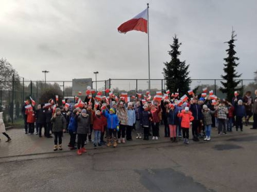 Kolorowy przemarsz dzieci i młodzieży w Święto Niepodległości w Koziegłowach ZDJĘCIA 