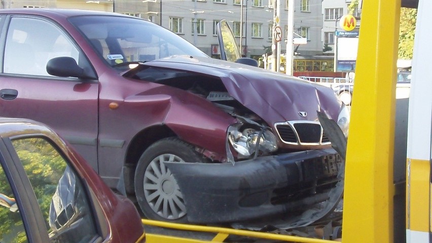 Zderzenie dwóch samochodów na skrzyżowaniu al. Niepodległości z Rakowiecką (FOTO)