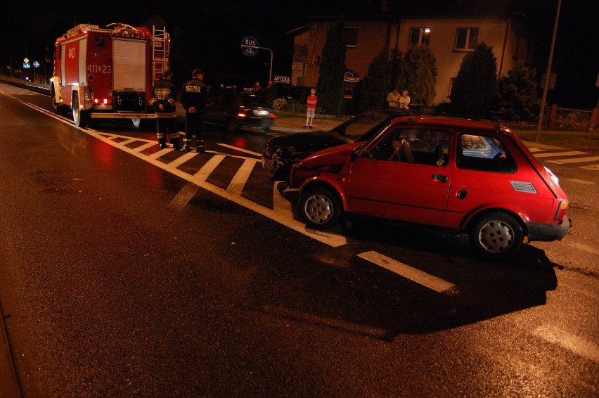 Chojnice. Dwie osoby ranne w zderzeniu fiata 126p i forda fiesty (zdjęcia)