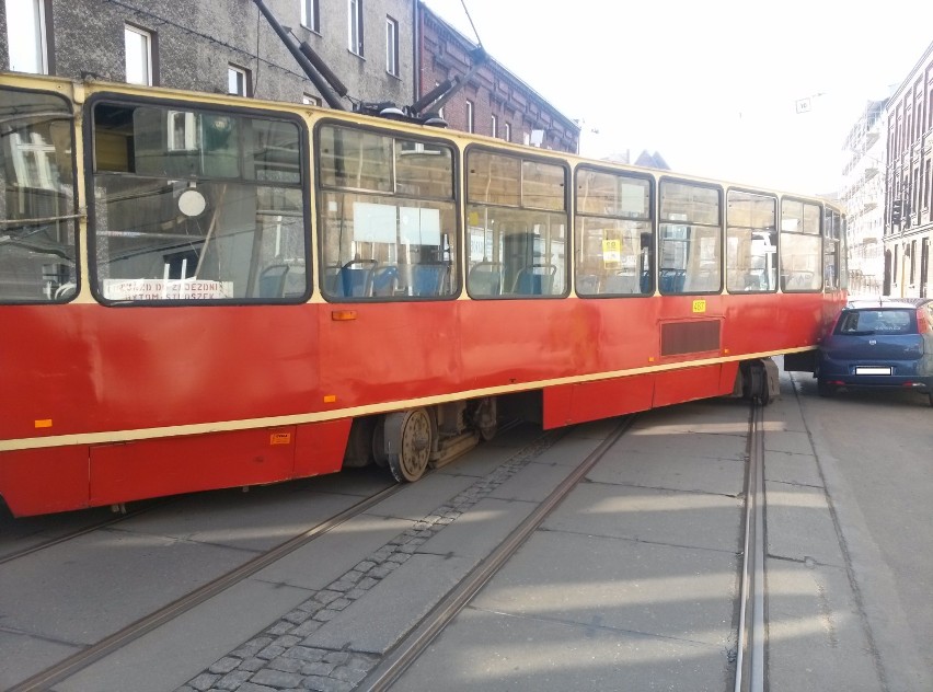 Wypadek w Chorzowie: tramwaj wypadł z szyn