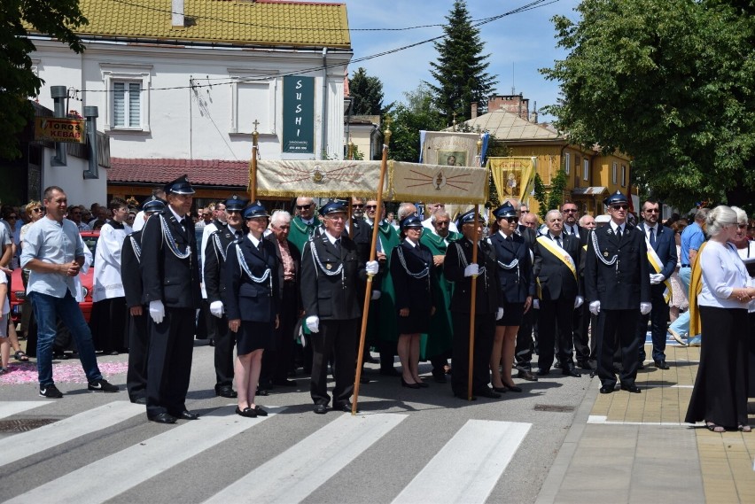 Boże Ciało 2022 w Sandomierzu. Tłumy ludzi w procesji, którą poprowadził biskup Krzysztof Nitkiewicz. Zobaczcie zdjęcia