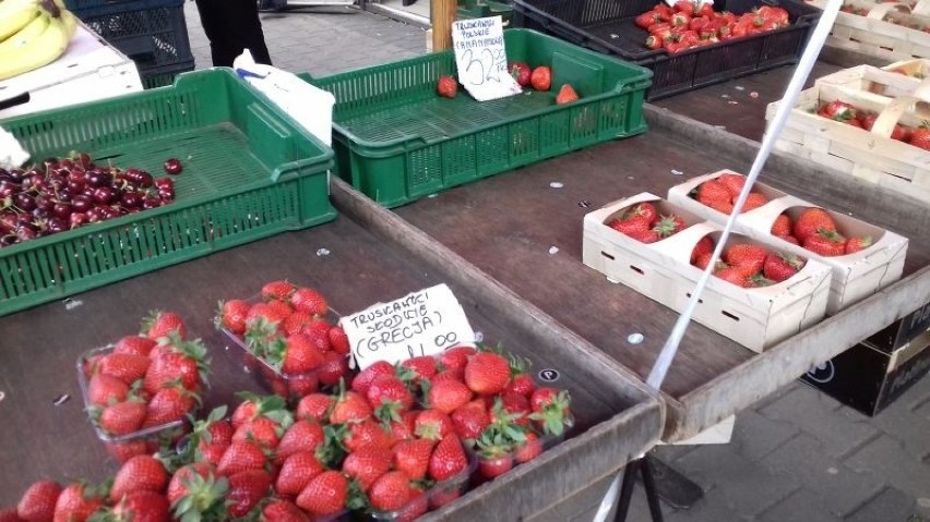 Uwaga! Są już polskie truskawki. Niestety ich cena zwala z nóg, więc klienci wybierają te tańsze sprowadzane głownie z Grecji