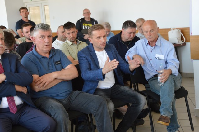 Na spotkanie w Słupsku rolnicy przynieśli szereg postulatów, wśród których był ten dotyczący nieprzedłużania przez Oddział Terenowy KOWR w Pruszczy Gdańskim umowy dzierżawy gospodarstwa w Janowicach spółce ARTS.