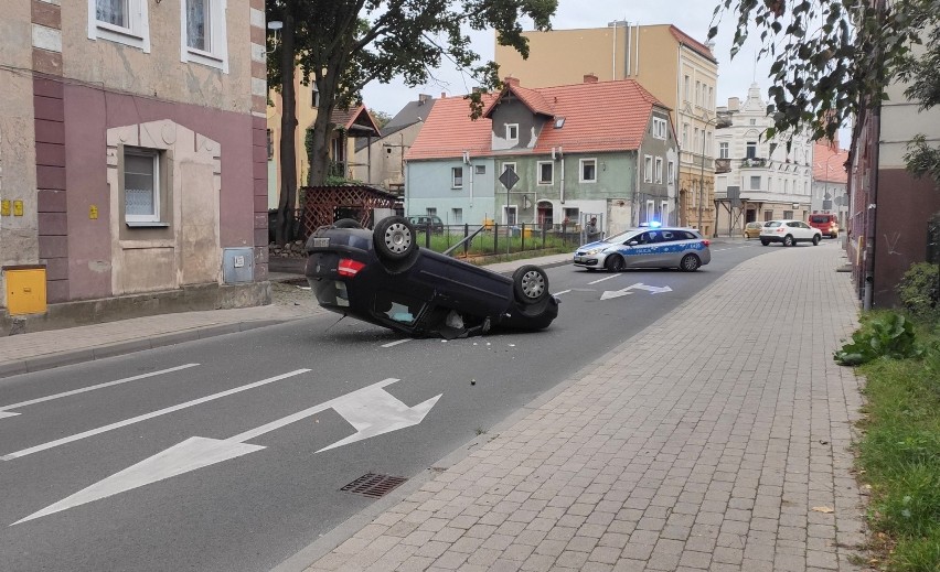 Wypadek na ulicy Żagańskiej w Żarach. Samochód uderzył w...