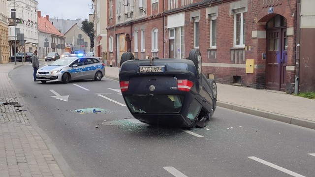 Wypadek na ulicy Żagańskiej w Żarach. Samochód uderzył w lampę