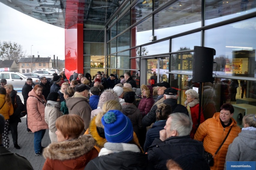 Tłumy na otwarciu salonu Agata Meble we Włocławku [zdjęcia, wideo]