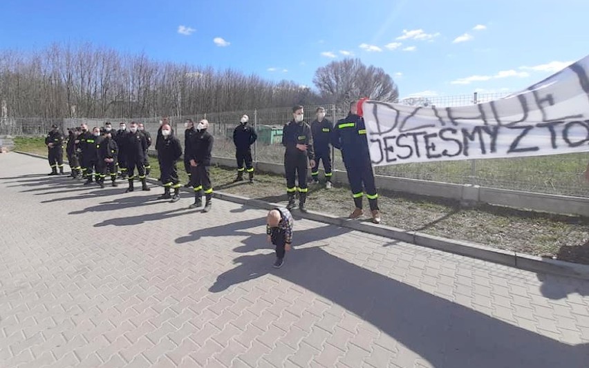 Strażacy chcieli podnieść na duchu swojego druha, pana...