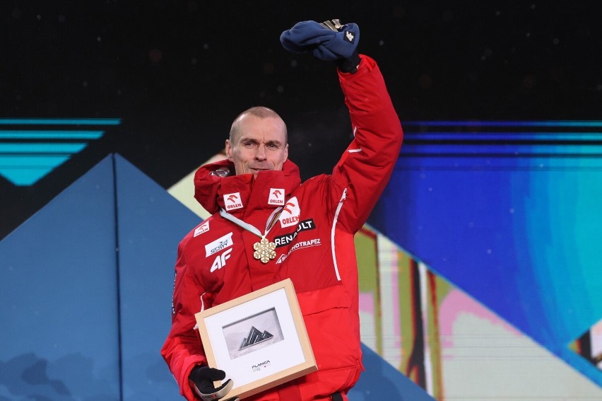 Piotr Żyła odebrał złoty medal mistrzostw świata w Planicy....