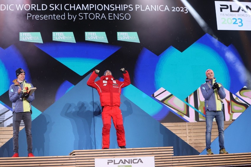 Piotr Żyła odebrał złoty medal mistrzostw świata w Planicy....