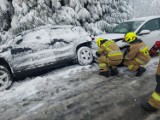 Powiat tarnowski. Fatalna sytuacja na drogach po powrocie zimy. W Łękawce zderzyły się dwa samochody, powalone drzewa blokują przejazd