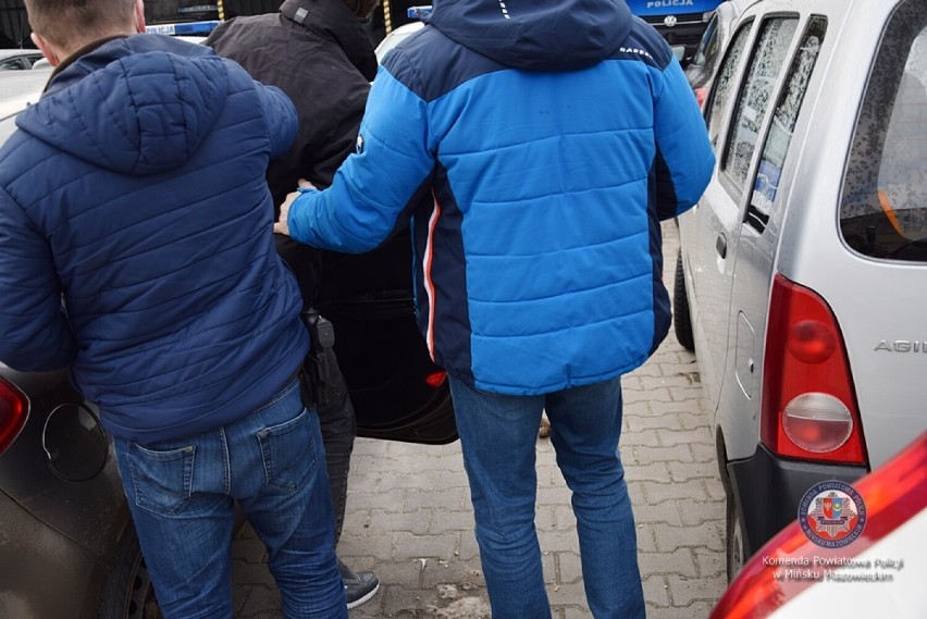 Pościg na Mazowszu. Policja schwytała trzech Gruzinów, którzy ukradli listonoszowi blisko 20 tys. złotych. Grozi im do 10 lat więzienia