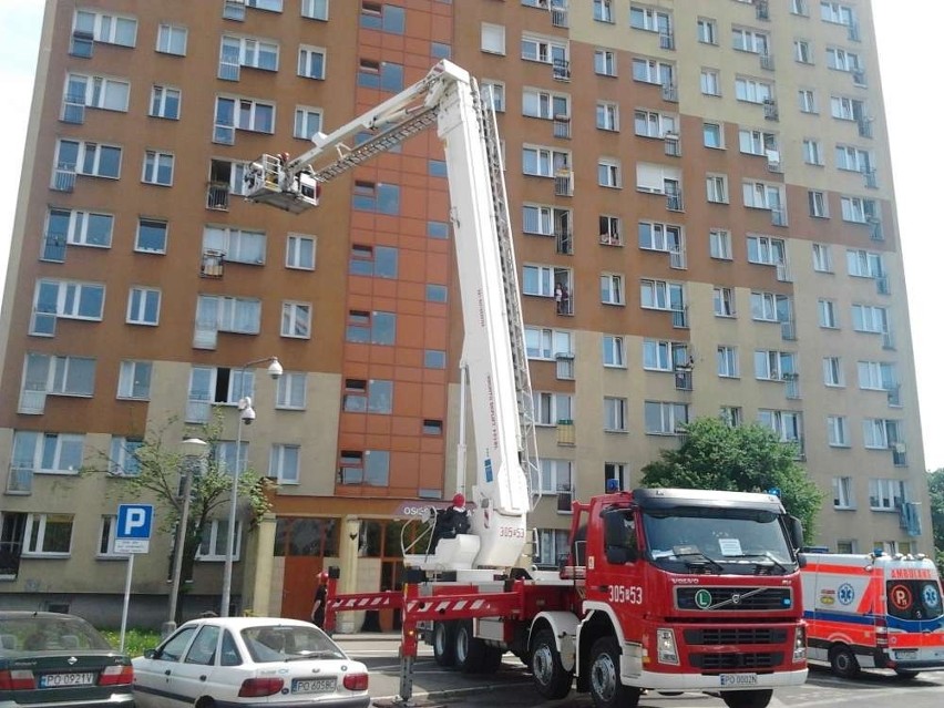 Poznań - Akcja ratunkowa w wieżowcu na os. Przyjaźni [ZDJĘCIA]