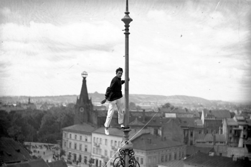 Feliks Nazarewicz na szczycie jednego z krakowskich budynków. 1928 rok
