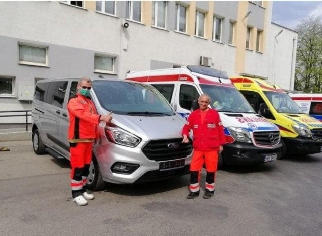 Ratownicy radomskiego pogotowia z nowym busem. Będzie on służył do przewożenia osób zarażonych koronawirusem.