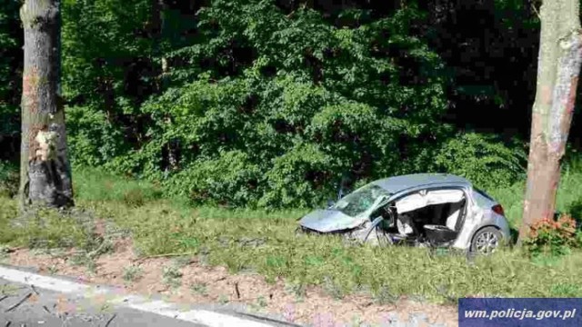 W wyniku tego zdarzenia kierująca 58-latka doznała urazu kończyn i została przetransportowana do szpitala. Ruch na drodze K-51 przez prawie 3 godziny odbywał się wahadłowo. Funkcjonariusze wyjaśniają wszystkie przyczyny i okoliczności tego zdarzenia.