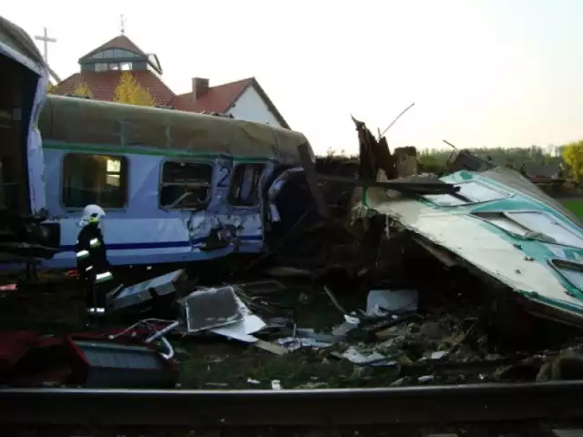 Po tragicznym wykolejeniu pociągu w Mostach po Lęborkiem powoli ...