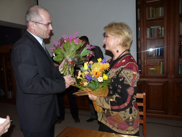 Wicestarosta Marek Kieler kwiatami dziękował aktorce za wizytę w Wieluniu