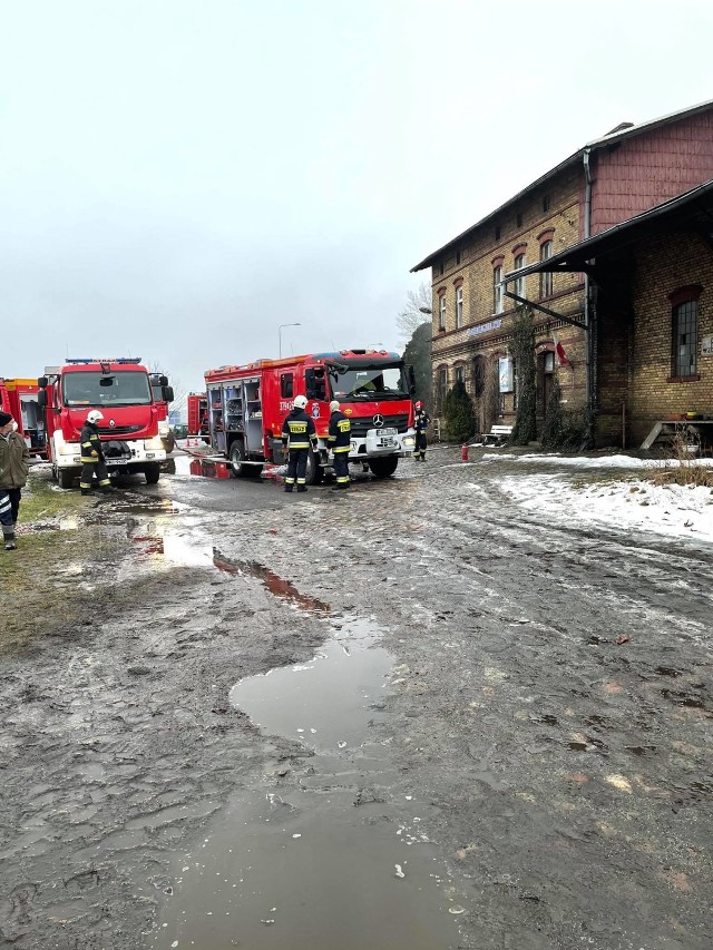 Pożar w budynku dawnej stacji kolejowej w Wierzbnie, spłonęła też działająca tam smażalnia ryb. Uruchomiono już zbiórkę (17.02.2021).