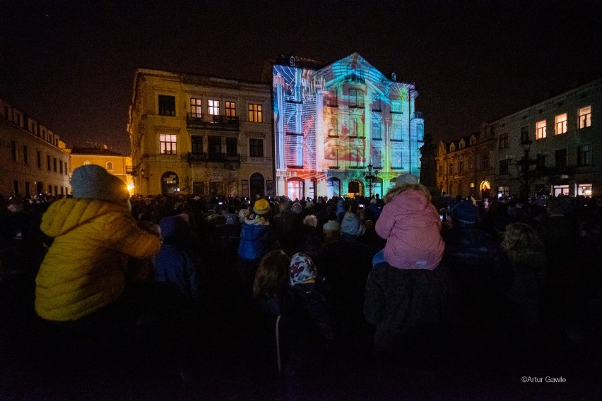 Tłumy tarnowian na widowisku multimedialnym na placu...