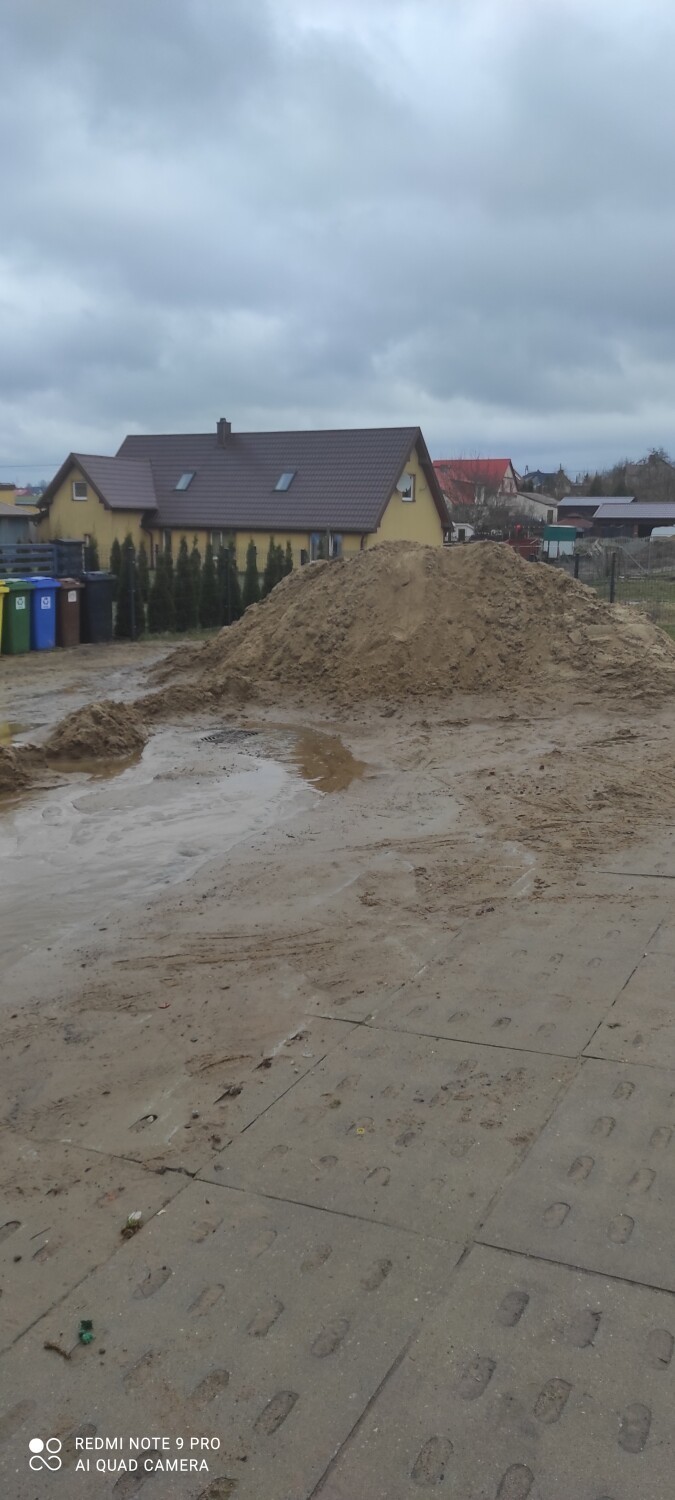 Katastrofalny stan drogi do osiedla w Kiełpinie. Mieszkańcy szukają pomocy! 