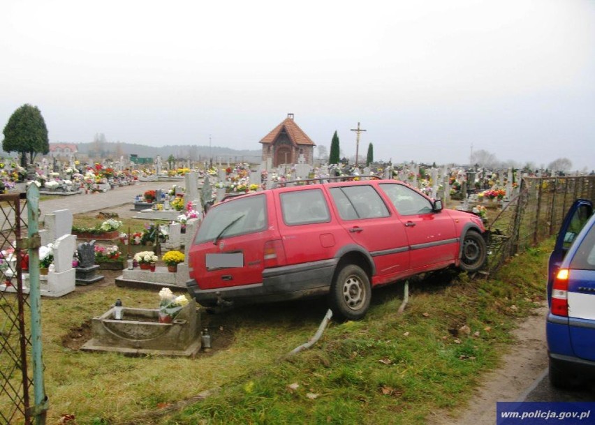 Wypadek w Tereszewie. Pijany kierowca wjechał w groby