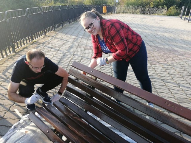 Członkowie Stowarzyszenia dla Przemyśla "Regia Civitas" społecznie odnowili ławki w punkcie widokowym "Winna Góra" w Przemyślu.