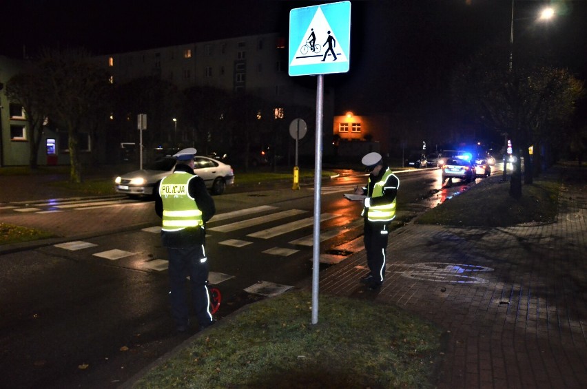 Policjanci z Kościerzyny wyjaśniają okoliczności wypadku drogowego, w którym uczestniczył 74-letni mężczyzna