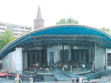 Amfiteatr Opolski dopiero się rozpędza. Rekordowo wielka scenografia (trzy piętra sceny, 7 metrów wysokości, 37 metrów długości) z przebogatym oświetleniem jest już prawie gotowa. Wczoraj kończono prace, na scenie trwały już próby orkiestry.