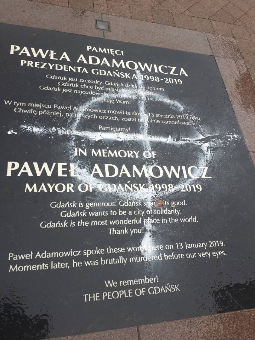 Zniszczono tablicę pamięci Pawła Adamowicza! Namalowano na niej celtycki krzyż. Policja zatrzymała młodą kobietę