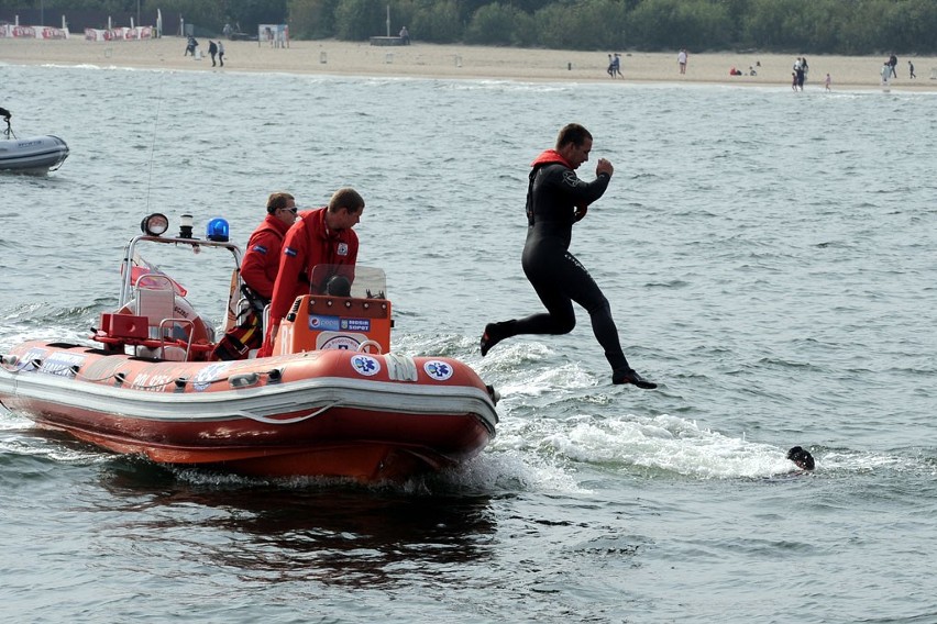 Molo 2012: Wspólne ćwiczenia sopockich służb ratowniczych. Przewrócona łódź i tonący ludzie