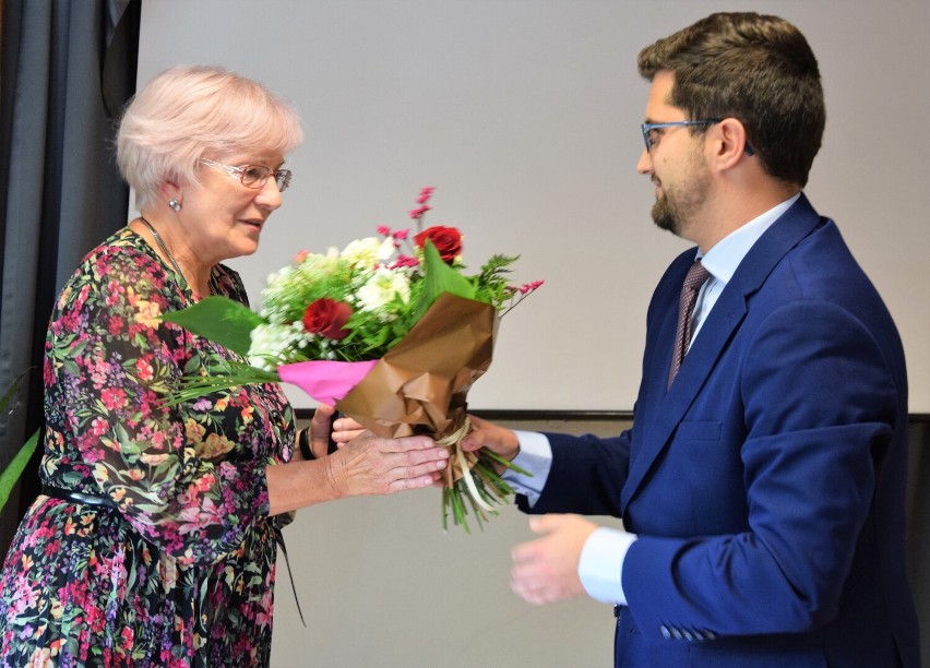 Inauguracja akademickiego roku Uniwersytetu Trzeciego Wieku w Sieradzu 2022. Przybyło słuchaczy, zajęcia w nowej siedzibie ZDJĘCIA