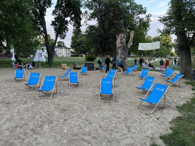 W Parku Miejskim powstała plaża. To jedna z atrakcji tegorocznego Piwobrania