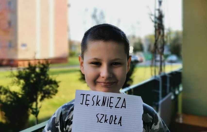 "Tęsknię za szkołą". Akcja w Szkole Podstawowej nr 3 w Łęczycy [FOTO]