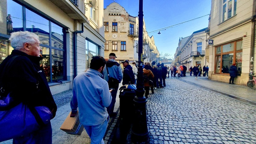 Kolejka sądeczan ustawiła się o 14 20 pod sądeckim CIT-em