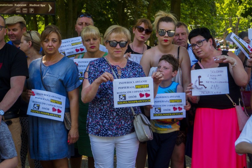 Inowrocławianie popierają protest rodziców i opiekunów osób niepełnosprawnych [zdjęcia]
