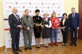 Uroczyste wręczenie Honorowych Odznak Polskiego Czerwonego Krzyża w Starostwie Powiatowym w Złotowie