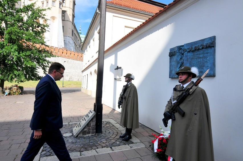 Kraków w hołdzie ofiarom „Operacji polskiej” NKWD. Nowy wojewoda Małopolski złożył wieniec [ZDJĘCIA]