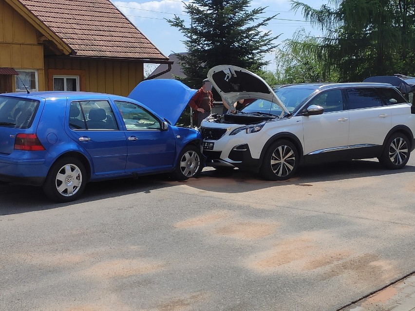 Groźne zdarzenie drogowe na ulicy Niegłowickiej w Jaśle. Na łuku drogi doszło do zderzenia dwóch samochodów osobowych, są poszkodowani[FOTO]