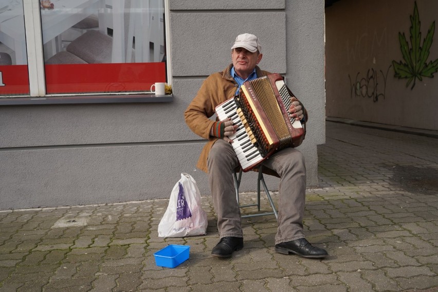 Człuchów. Muzyka jest dobra na wszystko. Rozmowa z ulicznym grajkiem.