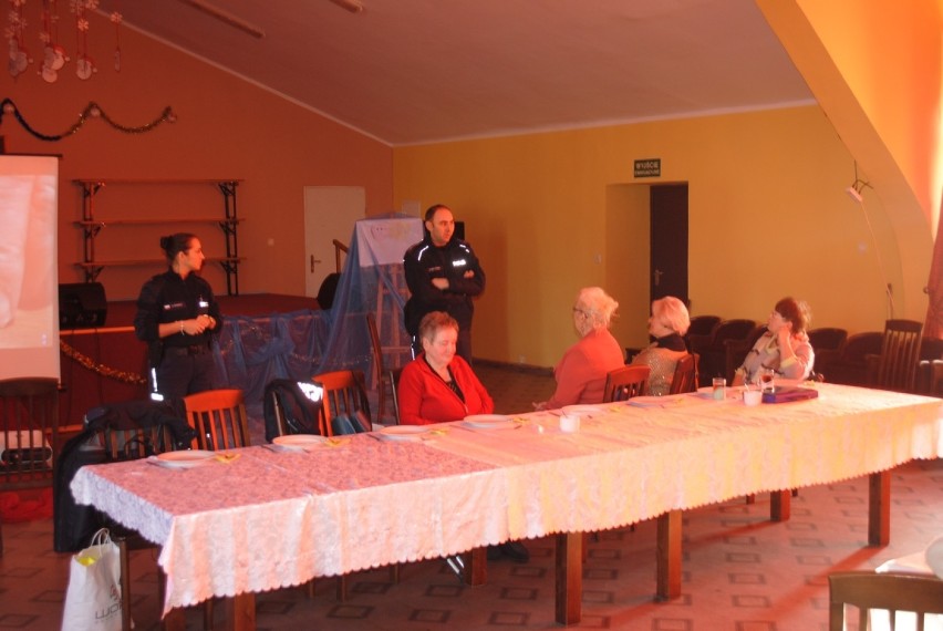 Bezpieczny senior spotkanie z policjantami w Gminnym Ośrodku Kultury w Dobrem [zdjęcia]