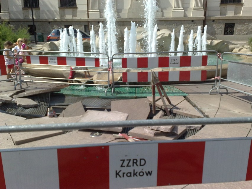 W środę, 8 sierpnia, samochód sprzątający plac Szczepański...