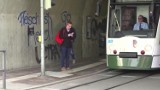 Migające światła w chodniku ostrzegą wpatrzonych w smartfony przechodniów przed nadjeżdżającym tramwajem (wideo)