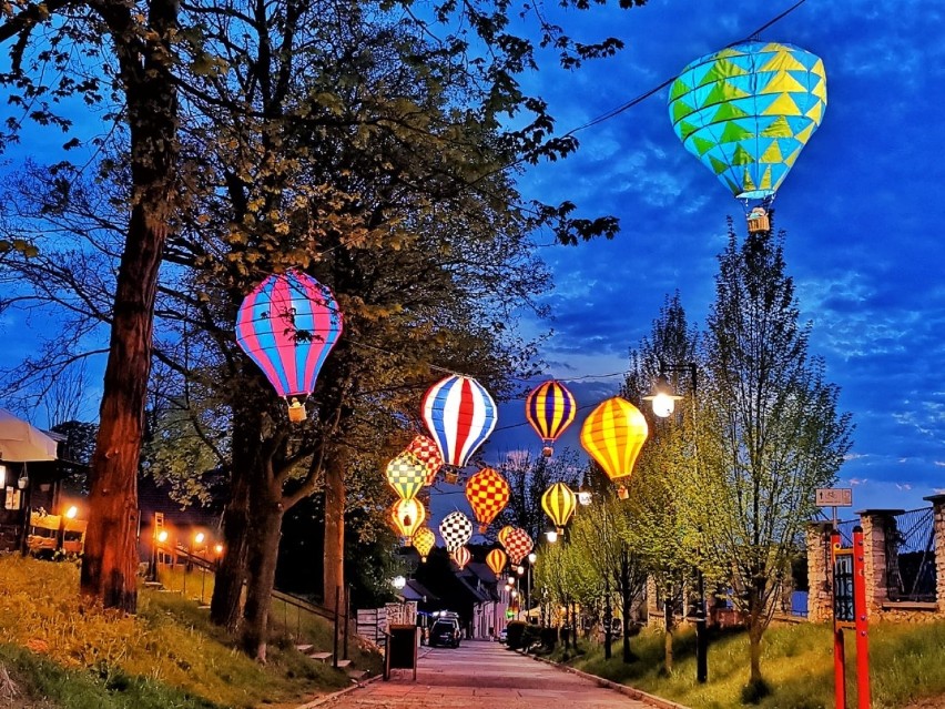 Balony z załogami baloniarzy nad jurajskim Olsztynem. Niezwykła ekspozycja pod zamkiem ZDJĘCIA
