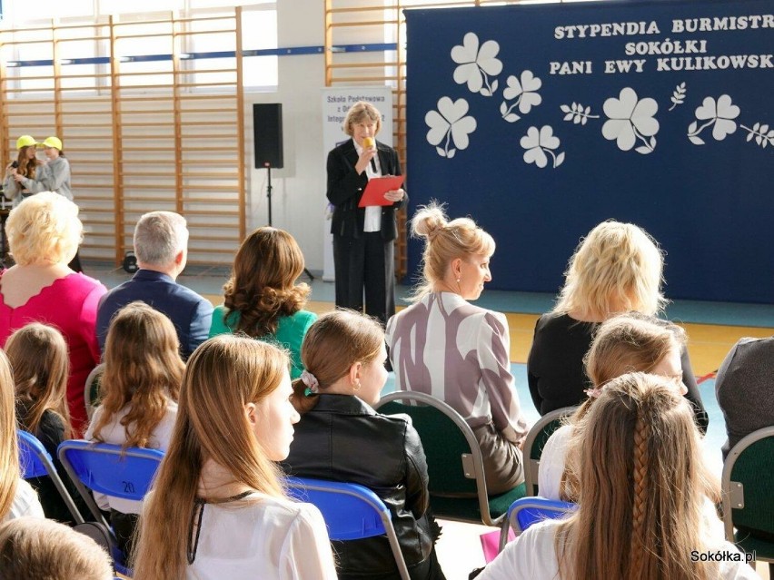Burmistrz Sokółki nagrodziła najlepszych uczniów. Stypendia otrzymało 247 dzieci