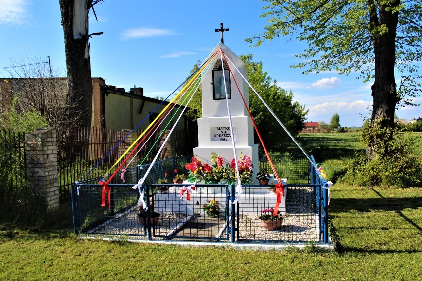 Prezentujemy kapliczki i krzyże przydrożne w powiecie...